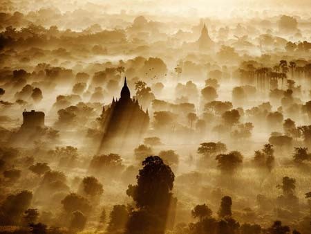 عکسی از یک شهر تاریخی در میانمار که از روی بالن گرفته شده است