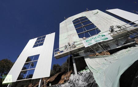 کارگران در حال نظافت لوگوی هالیوود در کالیفرنیا، آمریکا