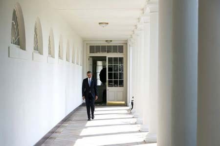 اوباما در دالان های کاخ سفید و در حال رفتن به دفتر کارش