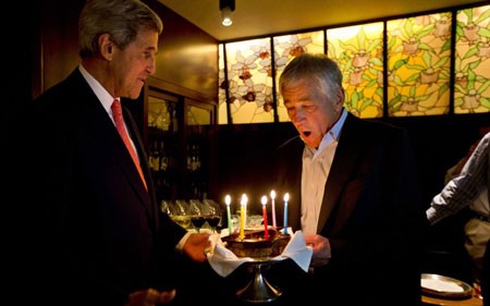 کیک تولد جان کری وزیر خارجه برای چاک هگل وزیر دفاع 67 ساله