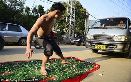 اخبار ,اخبار گوناگون ,تصاویر مردی که با دندان، خودروی ون 3 تنی حامل 9 نفر را کشاند اخبار ,اخبار گوناگون ,تصاویر مردی که با دندان، خودروی ون 3 تنی حامل 9 نفر را کشاند