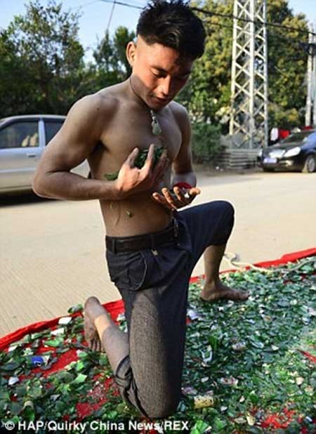 اخبار ,اخبار گوناگون ,تصاویر مردی که با دندان، خودروی ون 3 تنی حامل 9 نفر را کشاند اخبار ,اخبار گوناگون ,تصاویر مردی که با دندان، خودروی ون 3 تنی حامل 9 نفر را کشاند
