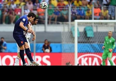 اولین شگفتی جام بیستم در روز شکست سنگین اسپانیا از هلند 1