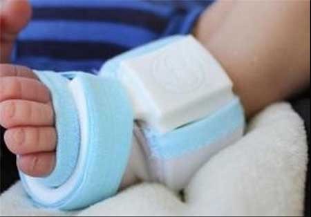 جورابی که بیدار شدن و گریه کردن کودک را به مادر اطلاع میدهد 1