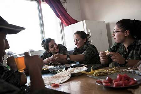 پایگاه نظامی دختران کرد برای نبرد با داعش (+عکس) 1