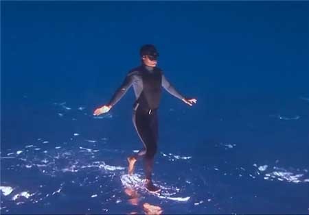 اخبار , اخبار گوناگون , دویدن غواص روی آب