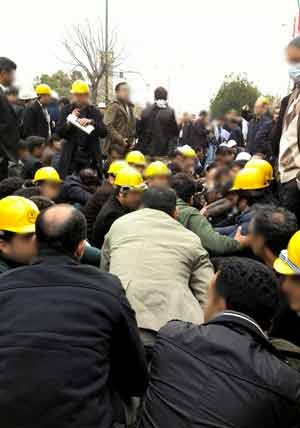 ۵۰۰ کارگر برق منطقه‌ای با لباس کار مقابل مجلس تجمع کردند+عکس 1