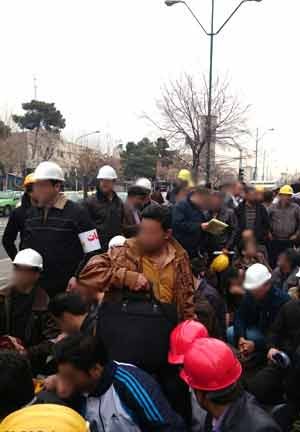 ۵۰۰ کارگر برق منطقه‌ای با لباس کار مقابل مجلس تجمع کردند+عکس 1