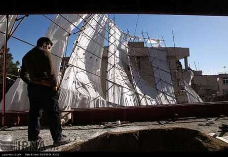 سقوط داربست بر اثر وزش باد در تهران (عکس) 1