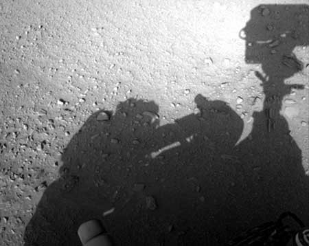 موجود فضایی پشت مریخ نورد کنجکاوی به دام افتاد + تصاویر 1