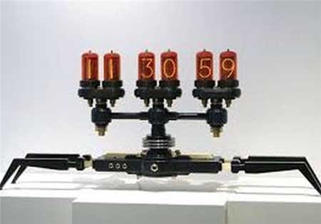 ساعت قدیمی با صفحه نمایش دیجیتالی