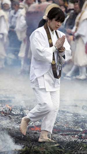 اخبار,اخبار گوناگون ,فستیوال راه رفتن بر روی آتش 