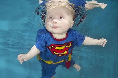 اخبار,اخبارگوناگون , نوزادی که برای زنده ماندن باید شنا کند