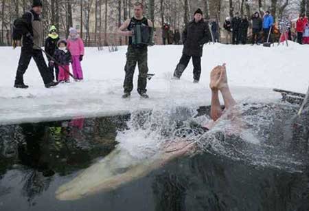 عکسهای جالب,شنا در آب سرد,تصاویر جالب (http://www.oojal.rzb.ir/post/1559)
