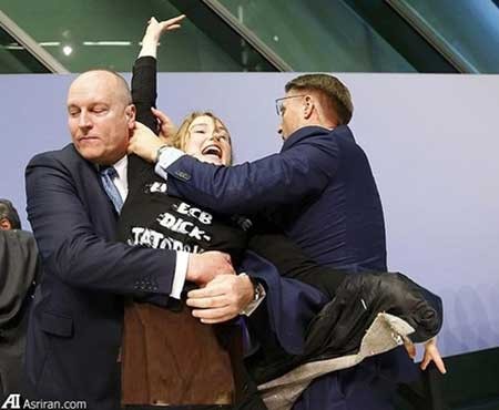 حمله دختر معترض به رئیس بانک مرکزی اروپا (+عکس)
