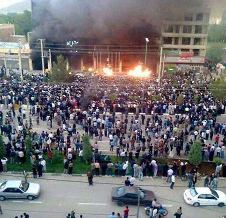 مهاباد: تجمع و آتش زدن هتل در اعتراض به مرگ مشکوک دختر جوان / دستگیری یک متهم/ 25 نفر 1