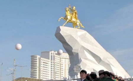 رونمایی از مجسمه ریيس‌جمهور با طلای ۲۴ عيار+عکس 1