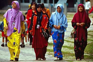 مجازات زنان بدحجاب مالزی در ماه رمضان/ 1