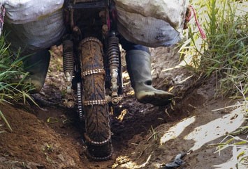 اخبار,اخبار جالب,موتورسواری با اعمال شاقه در اندونزی+تصاویر