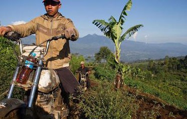 اخبار,اخبار جالب,موتورسواری با اعمال شاقه در اندونزی+تصاویر