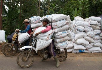 اخبار,اخبار جالب,موتورسواری با اعمال شاقه در اندونزی+تصاویر