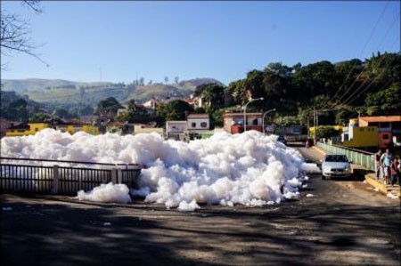 اخبار , اخبار گوناگون,رودخانه ای پر از کف,تصاویر رودخانه ای پر از کف