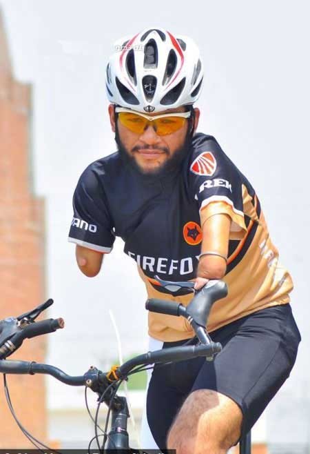 زندگی جالب جوان بدون دست