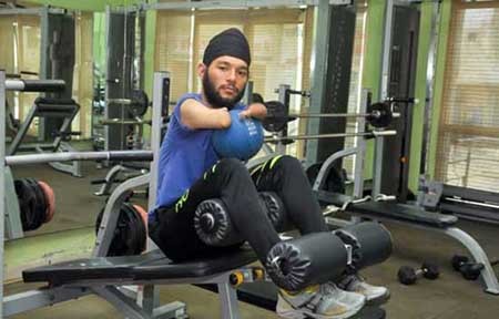 زندگی جالب جوان بدون دست