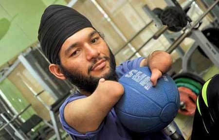 زندگی جالب جوان بدون دست