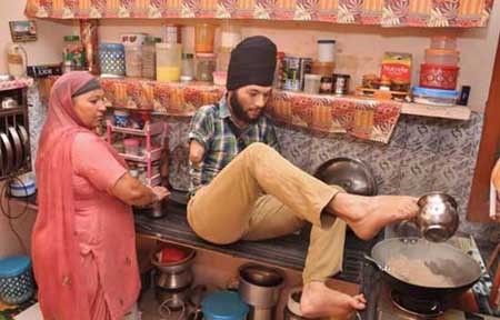 زندگی جالب جوان بدون دست