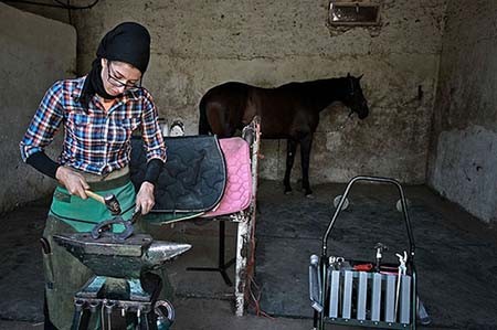 اخیار,اخبار گوناگون,تنها دختر نعلبند ایران اخیار,اخبار گوناگون,تنها دختر نعلبند ایران