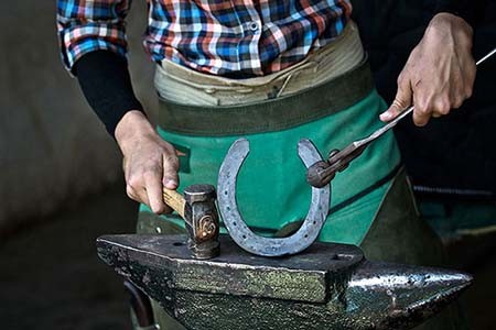 اخیار,اخبار گوناگون,تنها دختر نعلبند ایران اخیار,اخبار گوناگون,تنها دختر نعلبند ایران