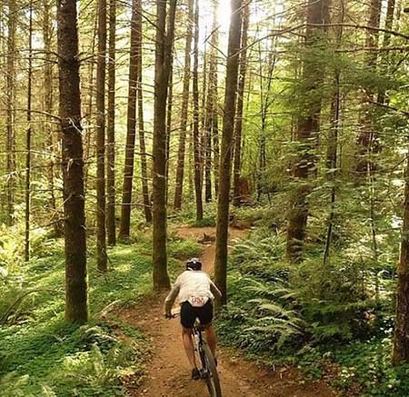 این مرد در طبیعت زندگی می‌کند