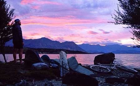 این مرد در طبیعت زندگی می‌کند