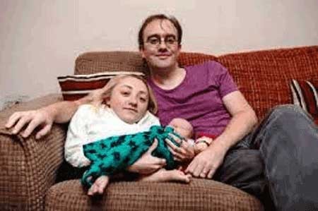 عجیب ترین مادر دنیا که از نوزادش هم کوچکتر است