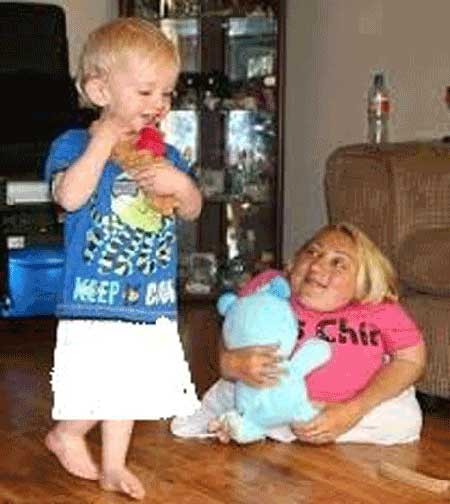 عجیب ترین مادر دنیا که از نوزادش هم کوچکتر است