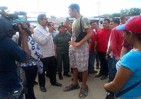 این جوان بزرگترین پای جهان را دارد این جوان بزرگترین پای جهان را دارد