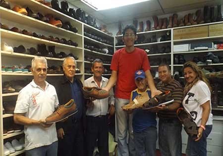 این جوان بزرگترین پای جهان را دارد این جوان بزرگترین پای جهان را دارد