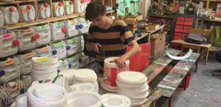 اخبار,اخبار گوناگون , ساخت مجسمه با سطل های پلاستیکی