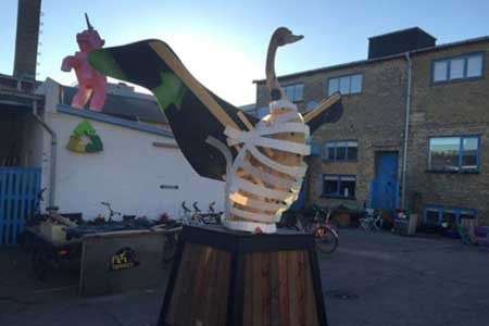 اخبار,اخبار گوناگون , ساخت مجسمه با سطل های پلاستیکی