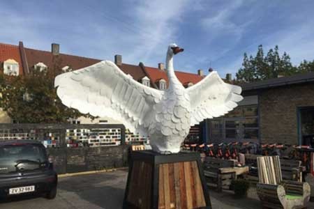 اخبار,اخبار گوناگون , ساخت مجسمه با سطل های پلاستیکی