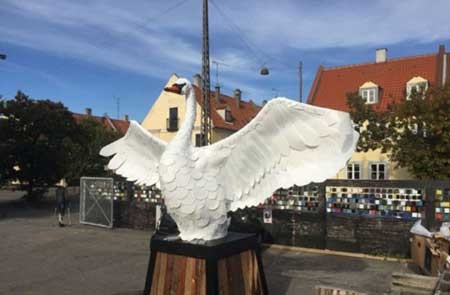 اخبار,اخبار گوناگون , ساخت مجسمه با سطل های پلاستیکی