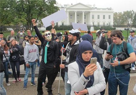 نقابدارهای "ناشناس" کاخ سفید را محاصره کردند+عکس 1