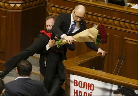 درگیری بین نماینده پارلمان اوکراین با نخست‌وزیر در صحن علنی+ عکس 1
