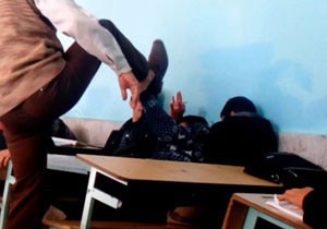عذرخواهی وزیر به خاطر تنبیه بدنی چند دانشآموز