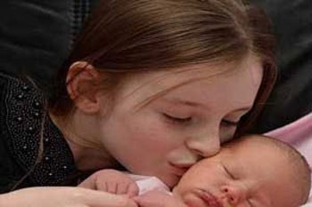 اخبار , اخبار گوناگون,بدنیا آمدن نوزاد توسط خواهرش,شجاع ترین دختر