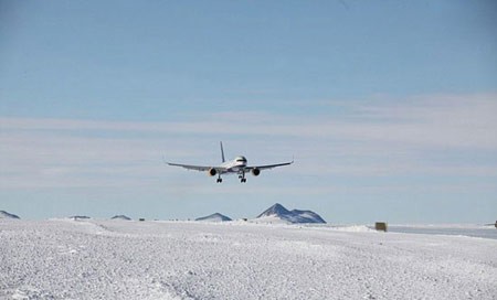 اخبار , اخبار گوناگون,فرود جت مسافربری بر روی باندی از یخ,فرود جت روی باندی از یخ