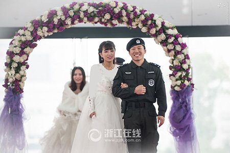 اخبار,اخبار گوناگون,ازدواج رمانتیک پلیس ضربت چین