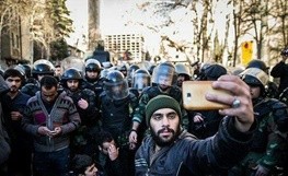 گفتوگو با کسی که در برابر سفارت عربستان عکس سلفی گرفت/ یگان ویژه که هیولا نیست