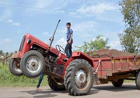 اخبار,اخبار گوناگون,حرکات عجیب با تراکتور اخبار,اخبار گوناگون,حرکات عجیب با تراکتور